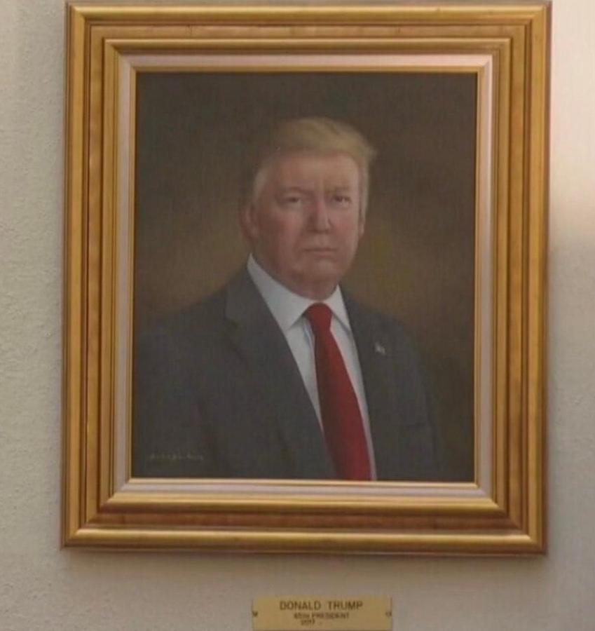 Трамп требует убрать свой портрет из Капитолия Колорадо