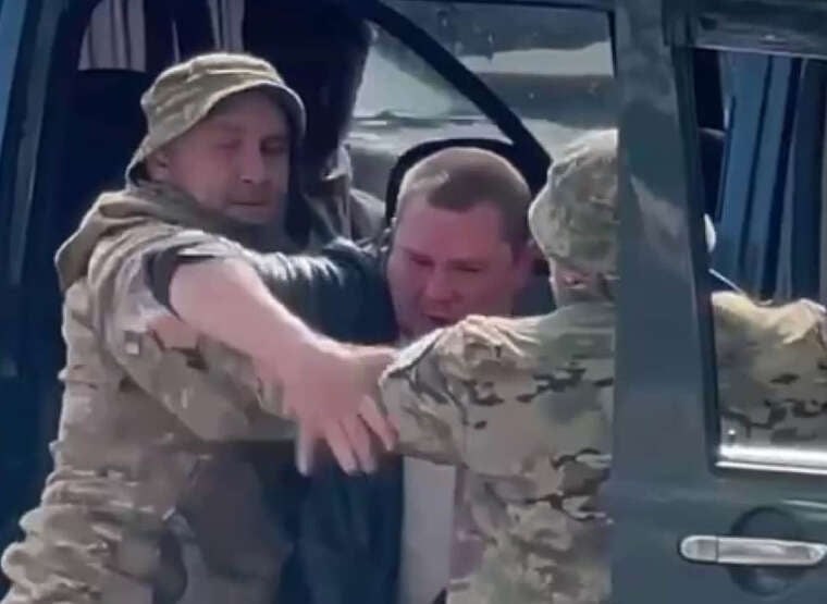 У Запоріжжі чоловік зімітував затримання поліцією, щоб зробити пропозицію дівчині