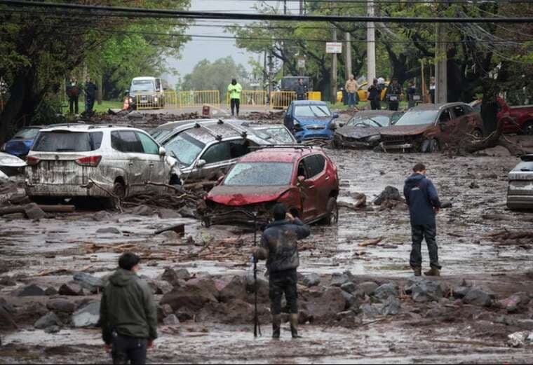 Truck driver escapes flood in Santiago by clinging to a tree