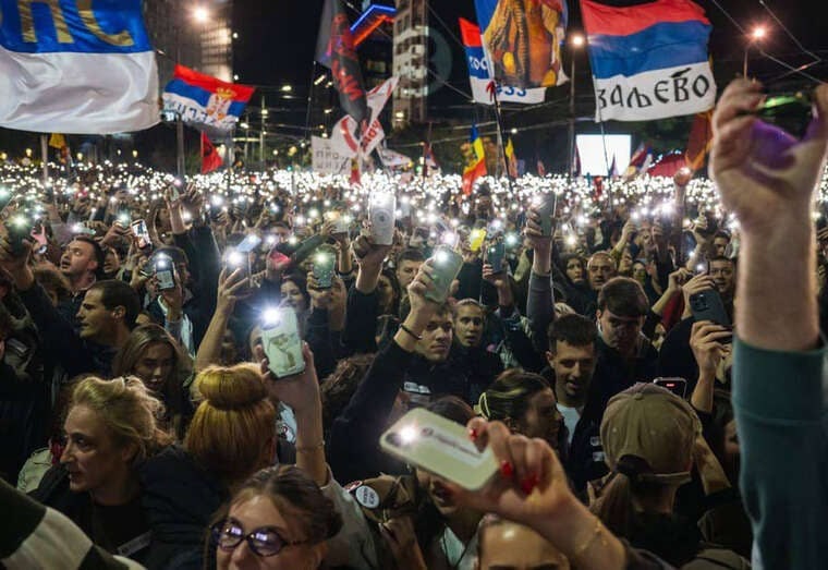 Жителі Белграда відзначають провал Вучича на парламентських виборах