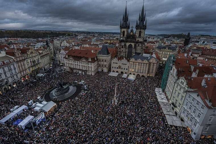 У Празі понад 10 тисяч людей протестували проти реформи суспільних медіа