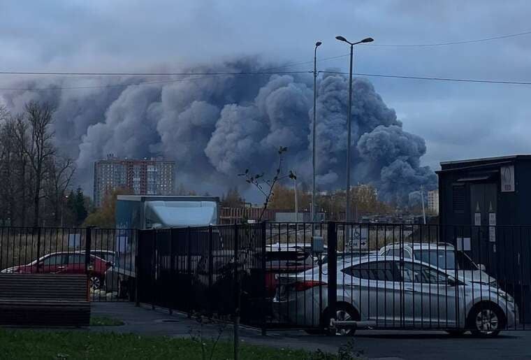 Удар дронів по складському комплексу Ozon у Петербурзі спричинив сильну пожежу