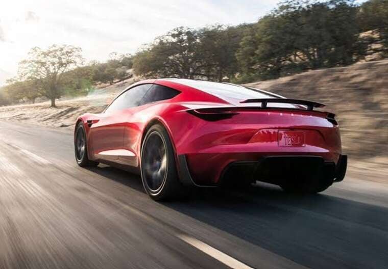 Tesla показала літаючий Roadster: авто піднялося в повітря та проїхало по стелі