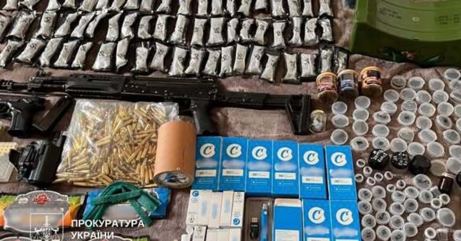 У Києві затримали двох збутовиків наркотиків на 2 мільйони гривень, у них знайшли зброю