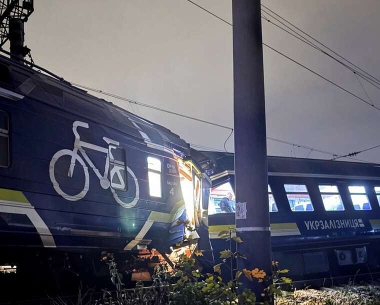 У Львівській області сталася аварія зі зіткненням двох потягів