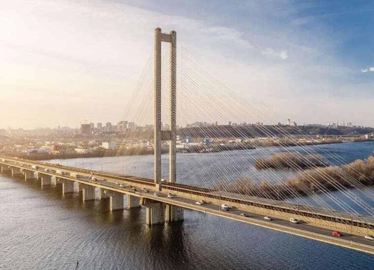 Після нічної атаки в Києві обмежили рух Південним мостом та змінили роботу метро