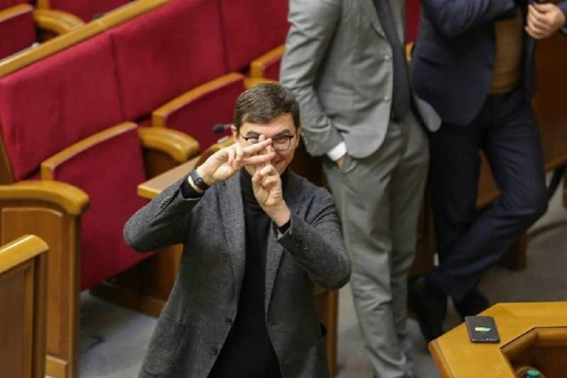 Нардеп Мотовиловець створив фіктивну фірму на ім'я бровистки для приховування майна