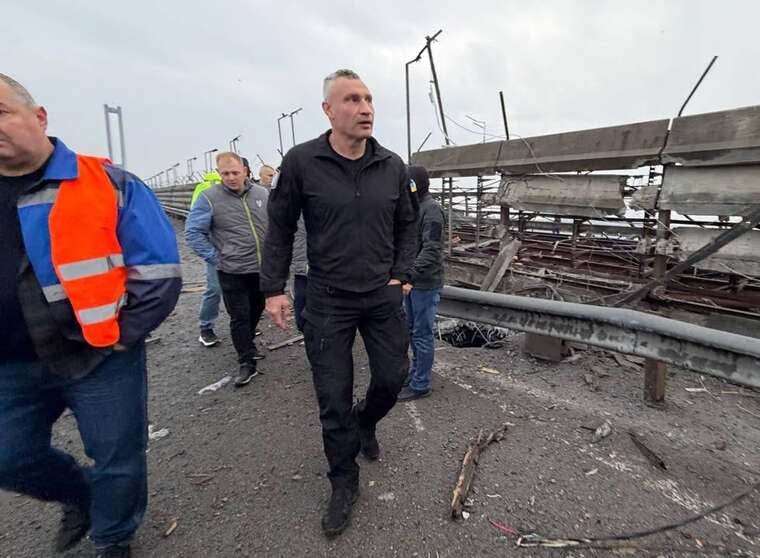 Виталий Кличко опубликовал снимки состояния Южного моста после ночного обстрела