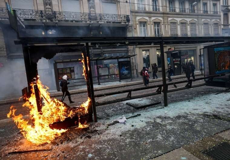 Протести у Франції переросли в мародерство: пограбовано бутики, затримано 1200 осіб