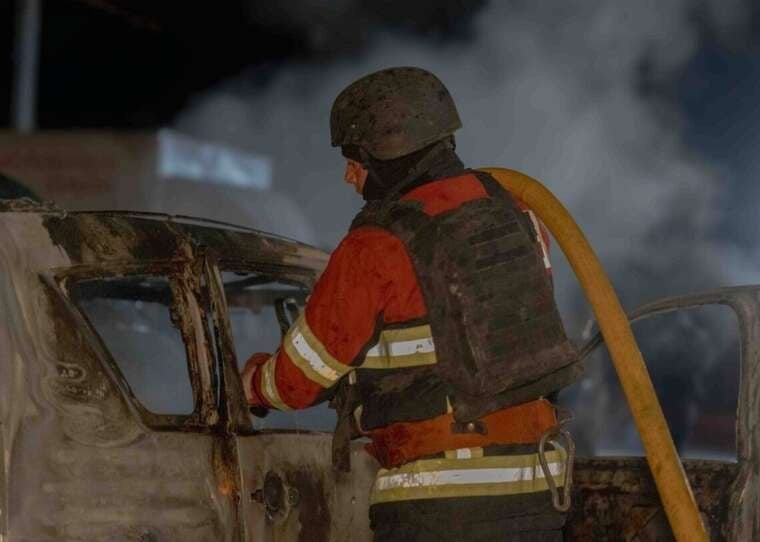 У центрі Сум дрон влучив у торговельний центр: є поранені