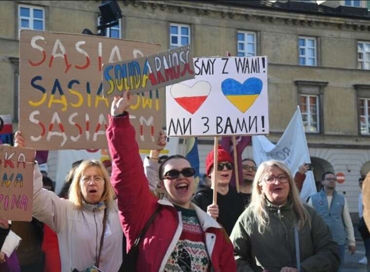 У центрі Варшави зібралися протестувальники проти насильства щодо українців
