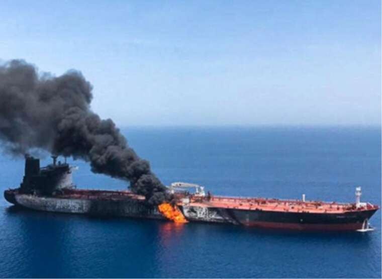 ВМС Ірану повідомили про підрив танкера з нафтою на міні в Ормузькій протоці