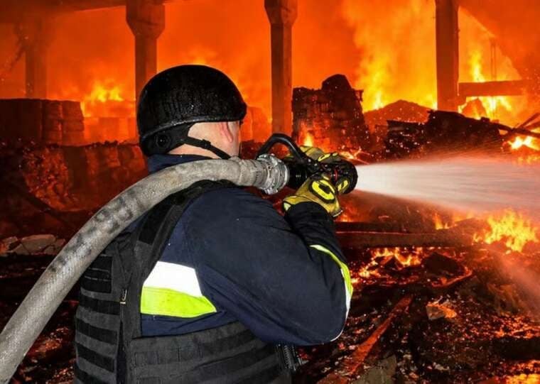 У Кропивницькому районі після російського удару локалізовано пожежу на складах