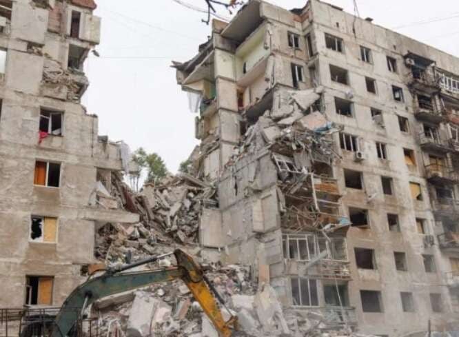 Parts of human bodies found under rubble after Russian airstrikes in Kramatorsk