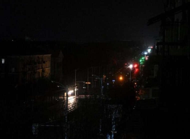 Окупанти в Маріуполі анонсували часткове відновлення вуличного освітлення