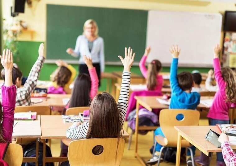 Близько 70% українських шкіл працюють очно попри атаки