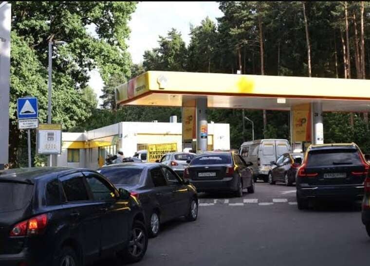 Вільний продаж бензину відновлено у 15 російських регіонах після зупинки атак на НПЗ