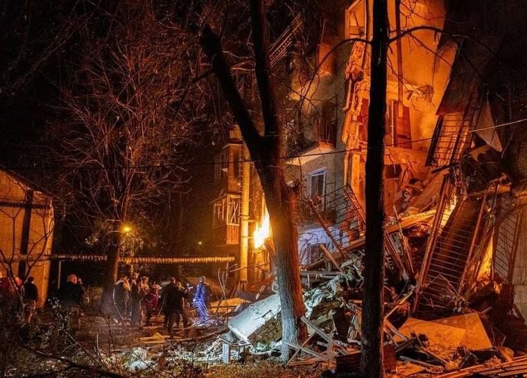Удар по житловому будинку в Харкові: поранені та заблоковані мешканці