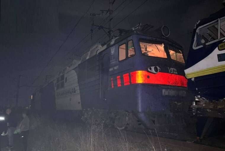 У Львові внаслідок зіткнення потягу з електровозом постраждали вісім осіб