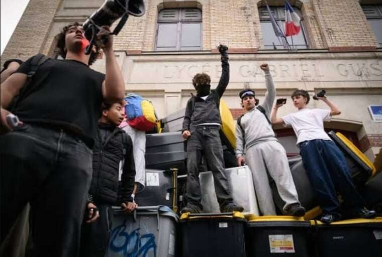 У Парижі затримали понад 100 осіб під час зіткнень протестувальників із поліцією