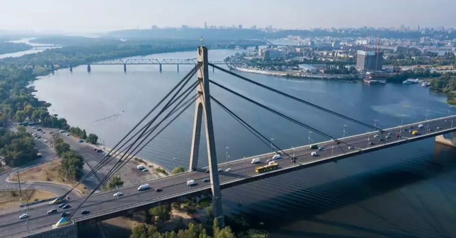 У Києві запропонували створити хаби для пересадки на велосипеди та самокати біля міст