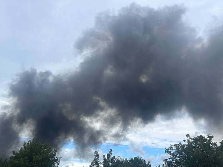 Волинь: вибухи та масштабна пожежа змусили евакуювати мешканців через густий дим